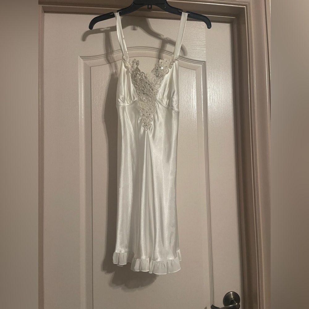 White wedding lingerie and robe - Picture 7 of 11